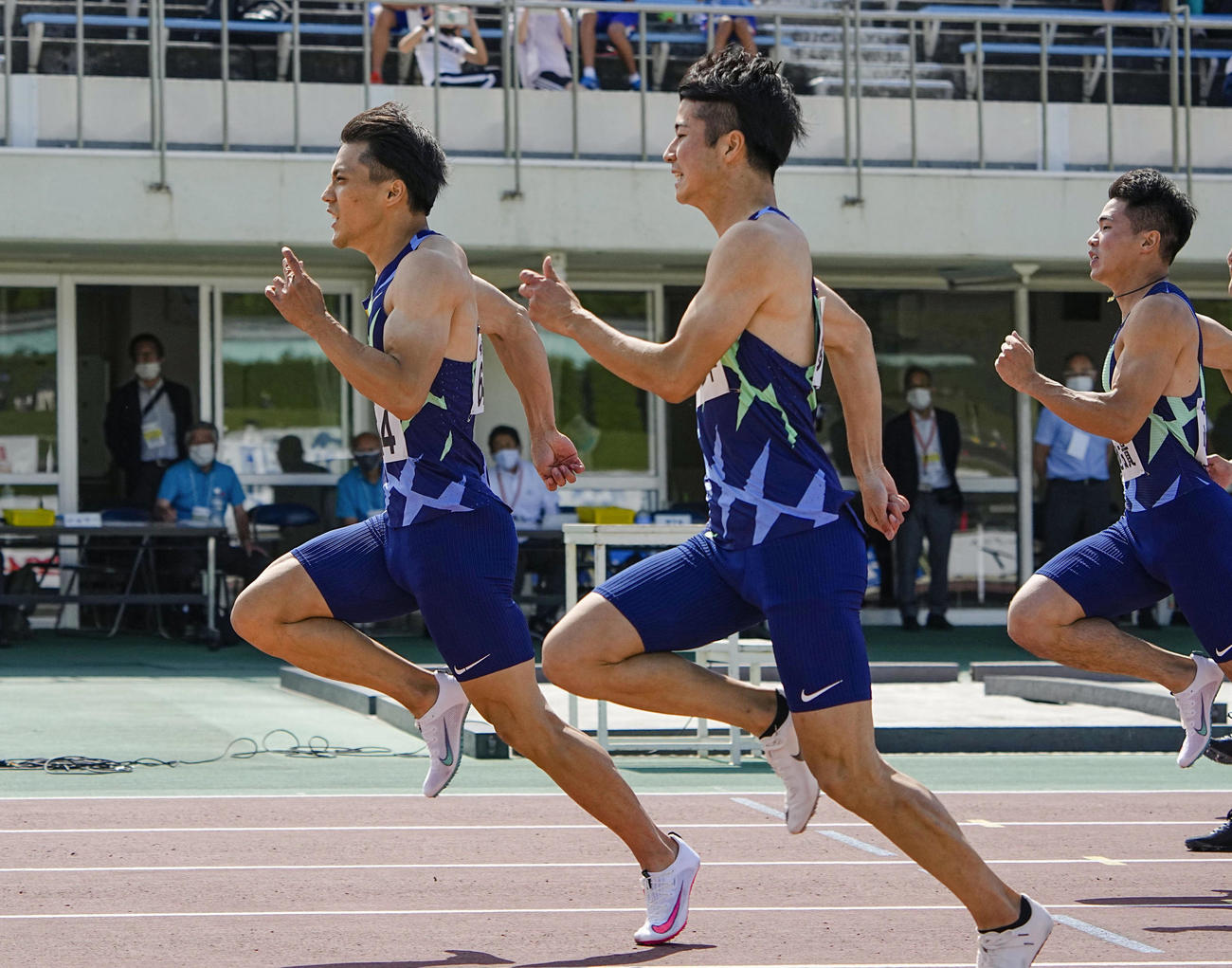男子100メートル決勝で9秒95の日本新記録をマークして優勝した山県（左）、手前は多田、右は小池（2021年6月6日代表撮影）