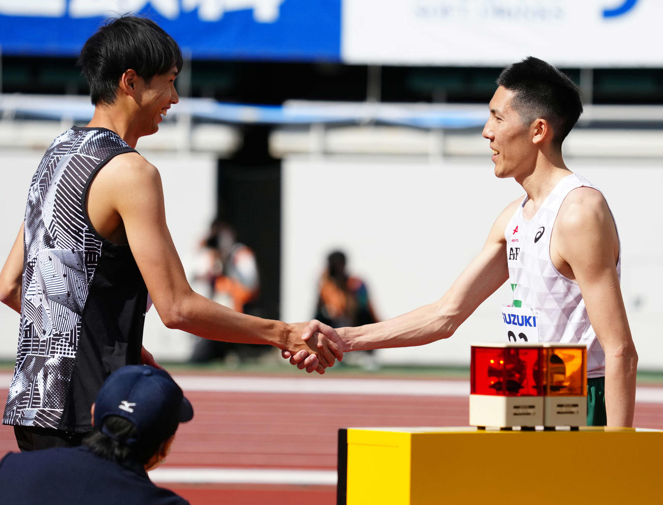 21年5月3日、静岡国際の走り高跳びで優勝し2位の戸辺（左）と握手をかわす衛藤