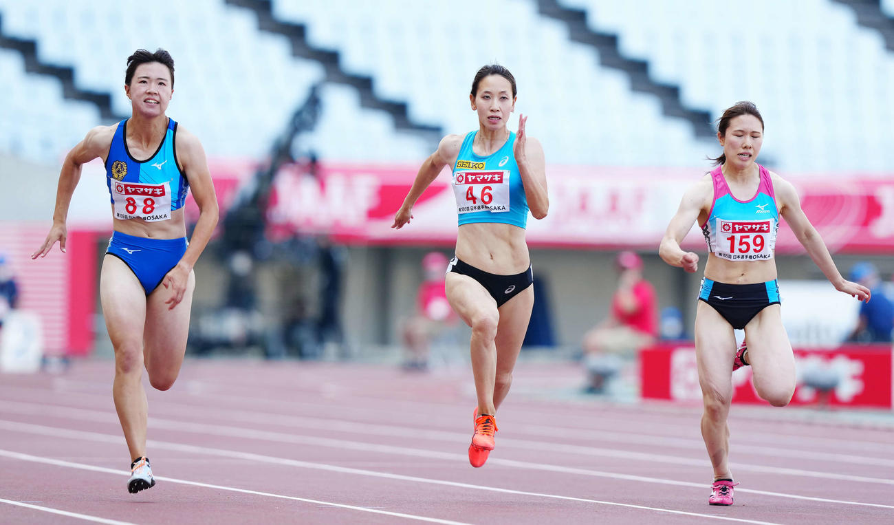 女子100メートル予選4組、5着の福島（中央）（撮影・江口和貴）
