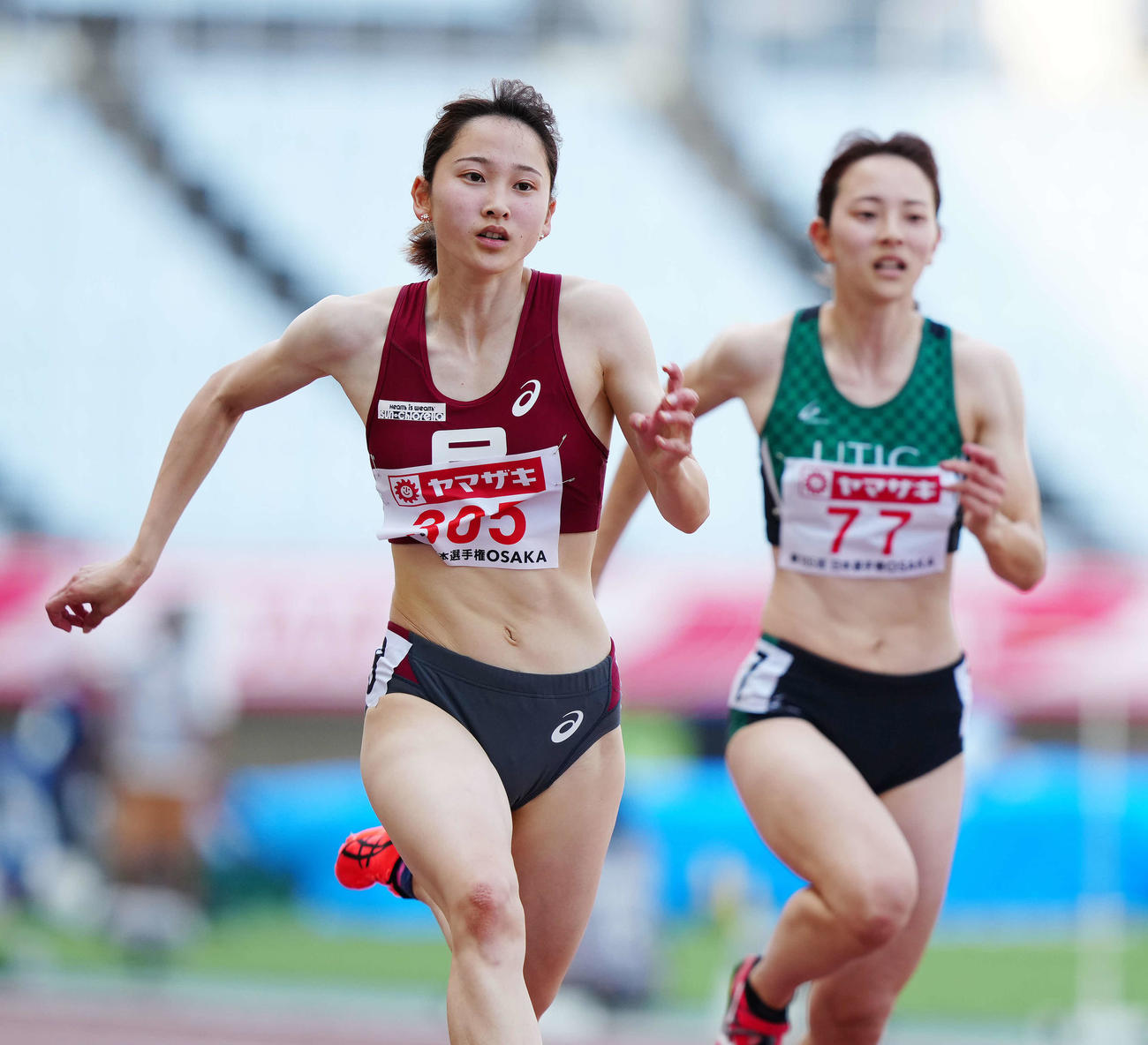 女子100メートル予選5組に出場する壱岐姉妹。左は1着の妹あいこ、右は6着の姉いちこ（撮影・江口和貴）