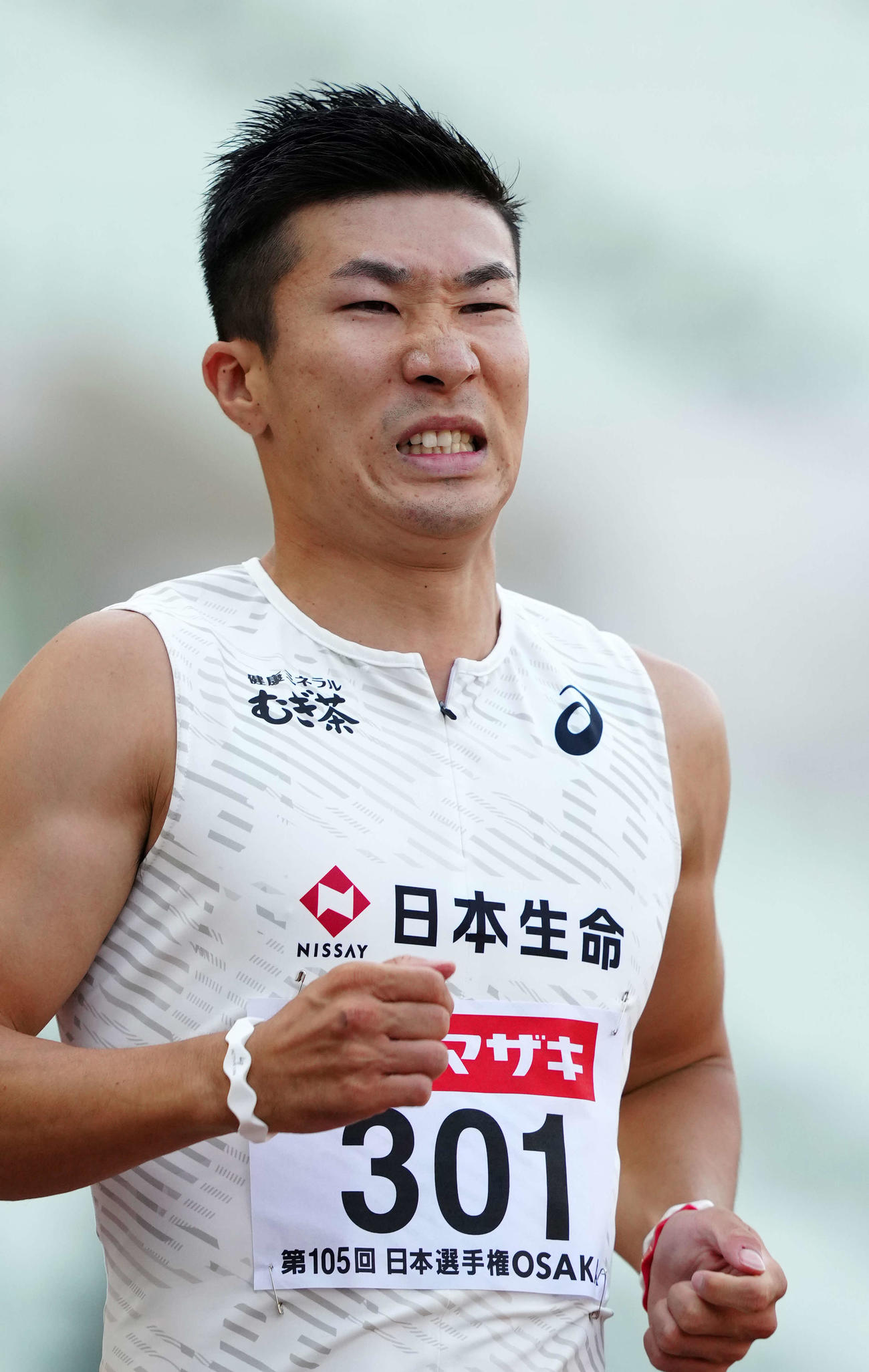 男子100メートル予選を走り終え厳しい表情の桐生（撮影・江口和貴）