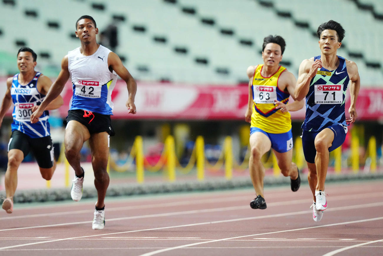 男子100メートル準決勝1組で1着の山県（右端）。左から2人目は3着のサニブラウン（撮影・江口和貴）