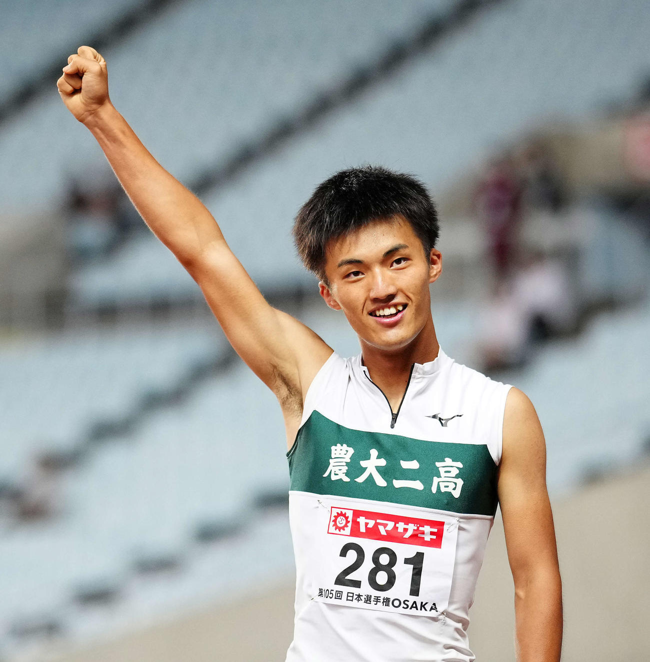男子100メートル準決勝1組で2着となりガッツポーズを見せる柳田（撮影・江口和貴）