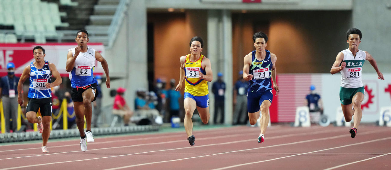男子100メートル準決勝1組で1着の山県（左から4人目）。同2人目は3着のサニブラウン、右端は2着の柳田（撮影・江口和貴）