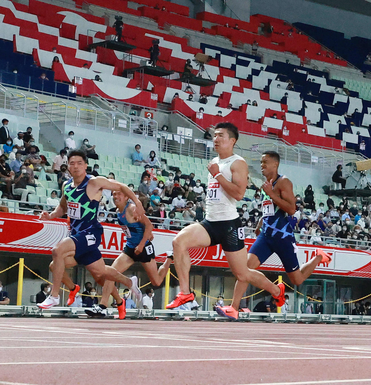 男子100メートル準決勝3組で1着となった桐生（右から2人目）（撮影・江口和貴）
