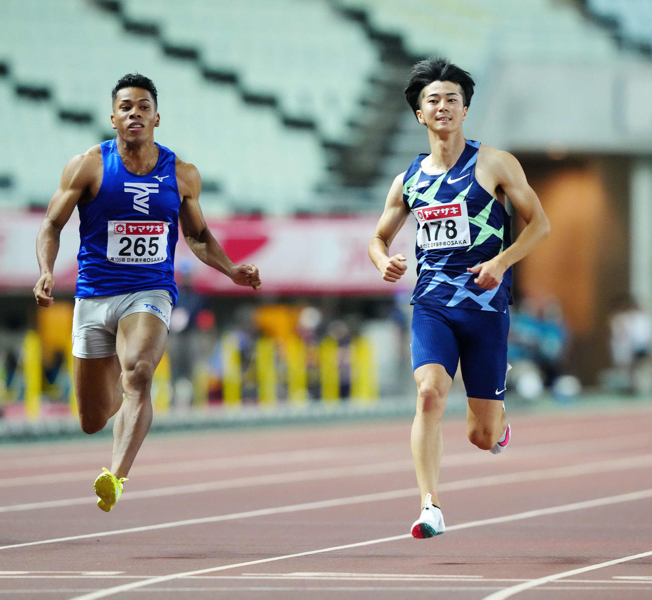 男子100メートル準決勝2組で1着の多田（右）。左は2着のデーデー（撮影・江口和貴）