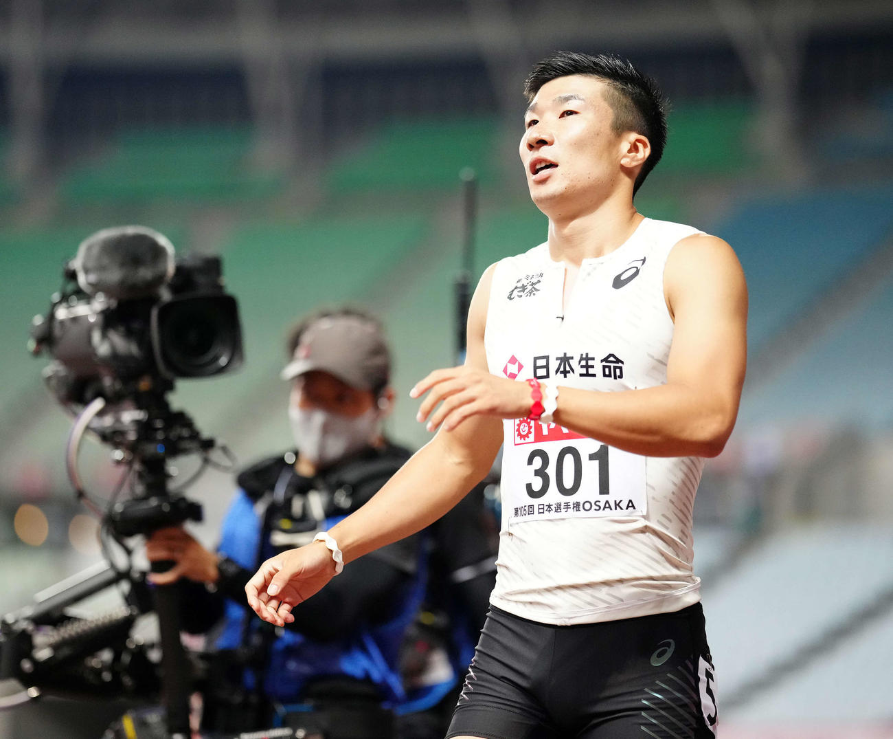 男子100メートル準決勝3組で1着となり、引き揚げる桐生（撮影・江口和貴）