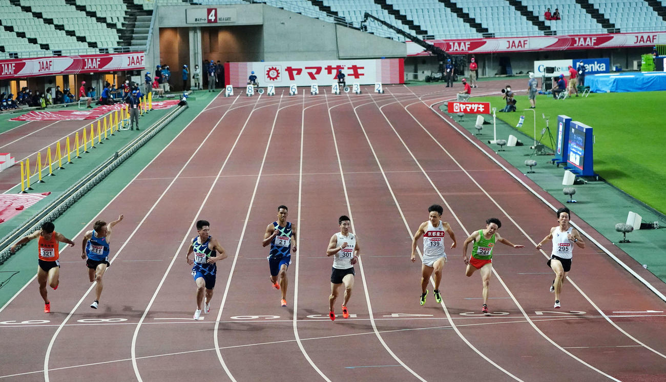 男子100メートル準決勝3組で1着となった桐生（左から5人目）（撮影・江口和貴）