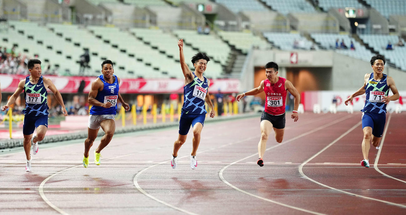 男子100メートルで優勝しガッツポーズを見せる多田（中央）（撮影・江口和貴）