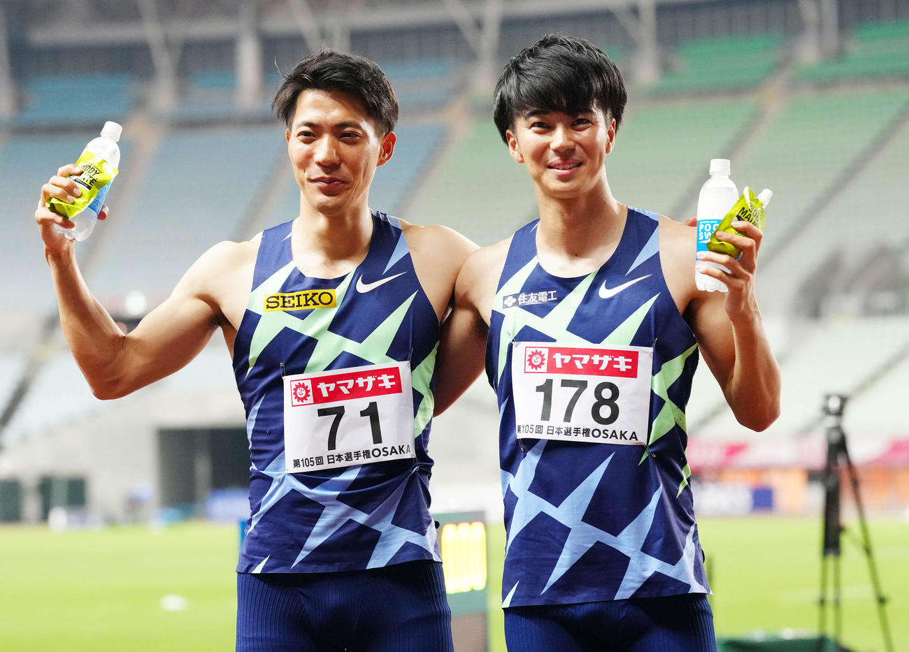 男子100メートルで優勝した多田修平（右）と3位の山県は東京五輪内定となり記念撮影する（撮影・江口和貴）
