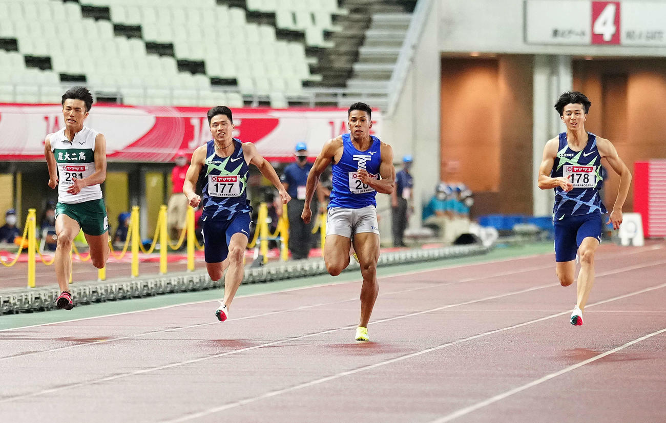 男子100メートル決勝で力走する選手たち。左から7位の山県、4位の小池、2位のブルーノ、優勝の多田（撮影・江口和貴）