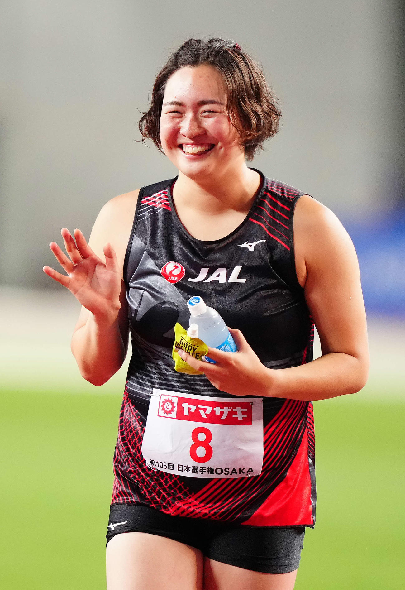 女子やり投げで優勝し笑顔を見せる北口（撮影・江口和貴）