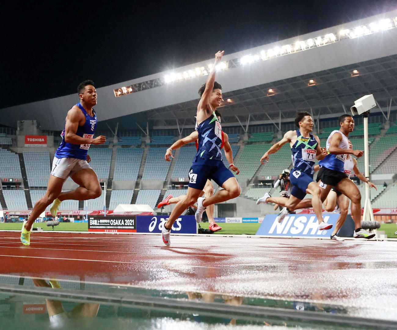 男子100メートルで優勝しガッツポーズを見せる多田（左から2人目）（撮影・江口和貴）