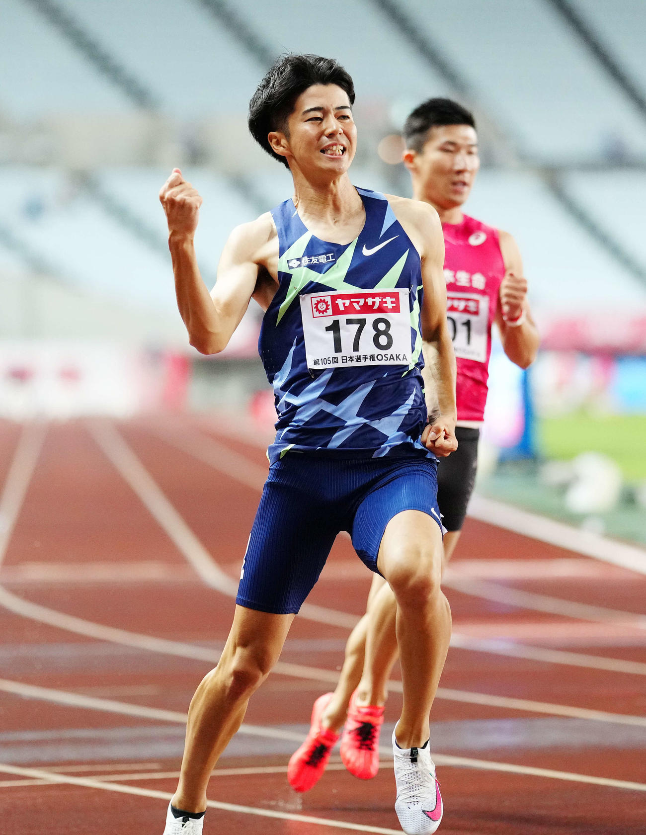 男子100メートルで優勝しガッツポーズを見せる多田。後方は5着の桐生（撮影・江口和貴）