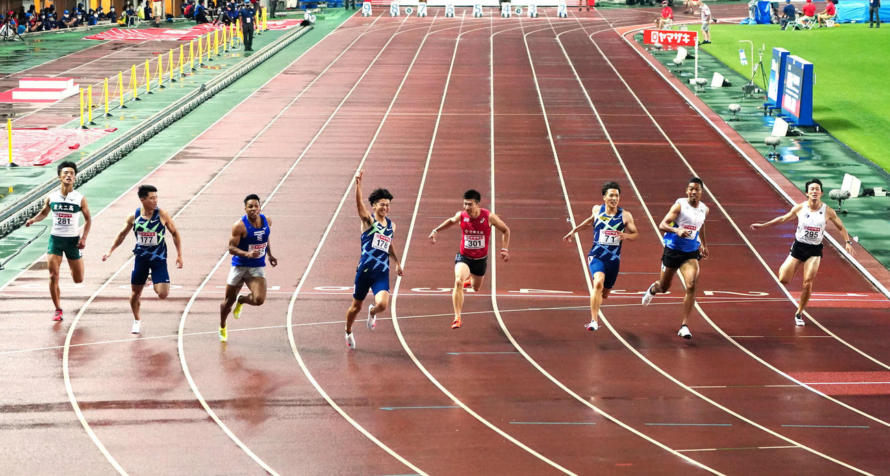 男子100メートルで優勝しガッツポーズを見せる多田（左から4人目）。左から7位の柳田、4位の小池、2位のデーデー、1人おいて5位の桐生、3位の山県、6位のサニブラウン、8位の東田（撮影・江口和貴）