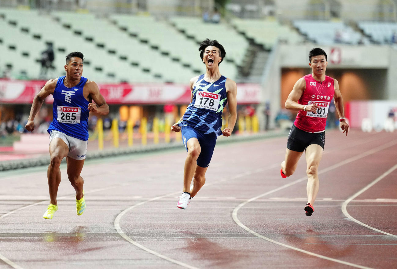 男子100メートルで優勝した多田（中央）は力強く拳を握りしめ雄たけびを上げる。右は5位に終わった桐生（撮影・江口和貴）