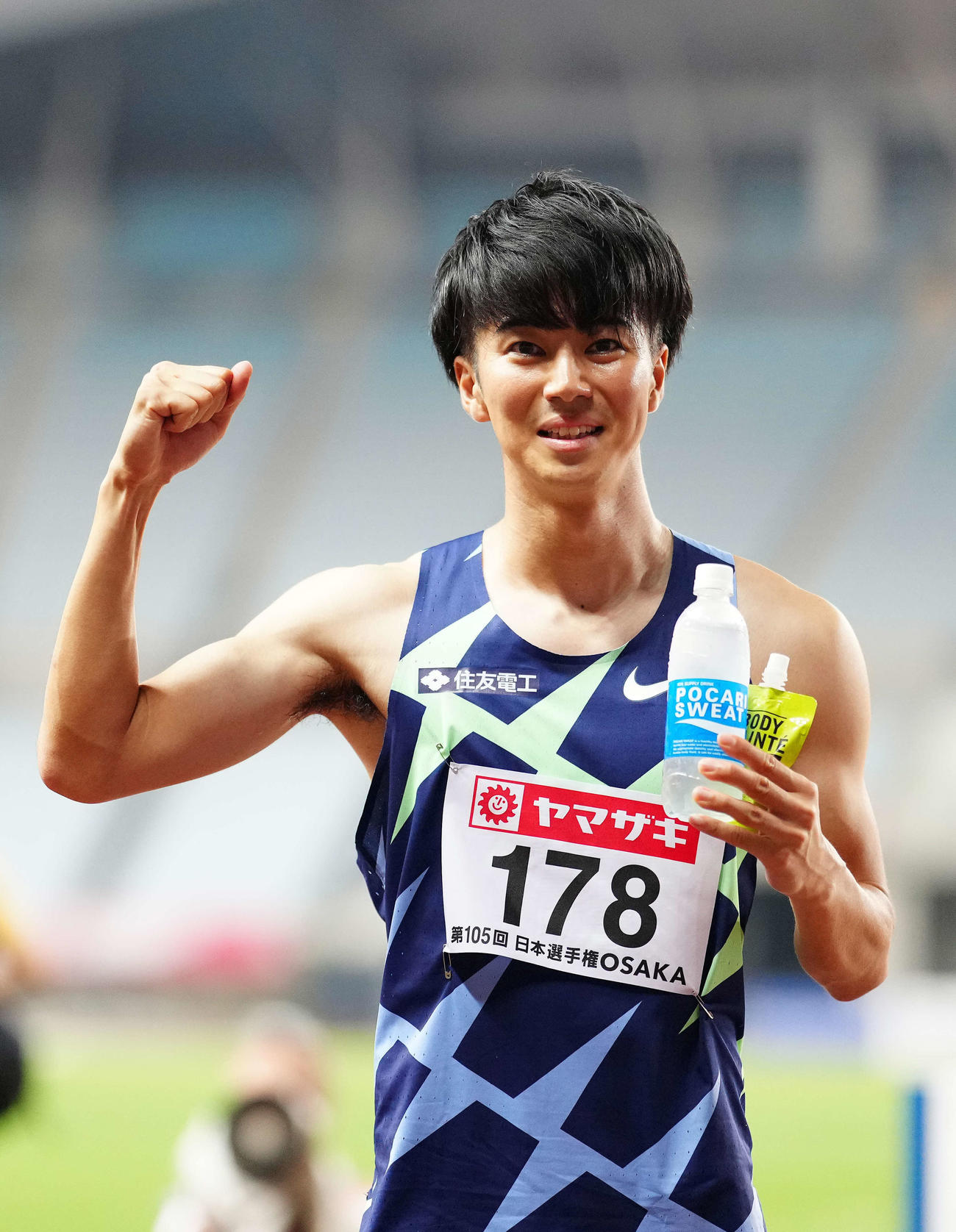 男子100メートルで優勝し、レース後にガッツポーズを見せる多田（撮影・江口和貴）