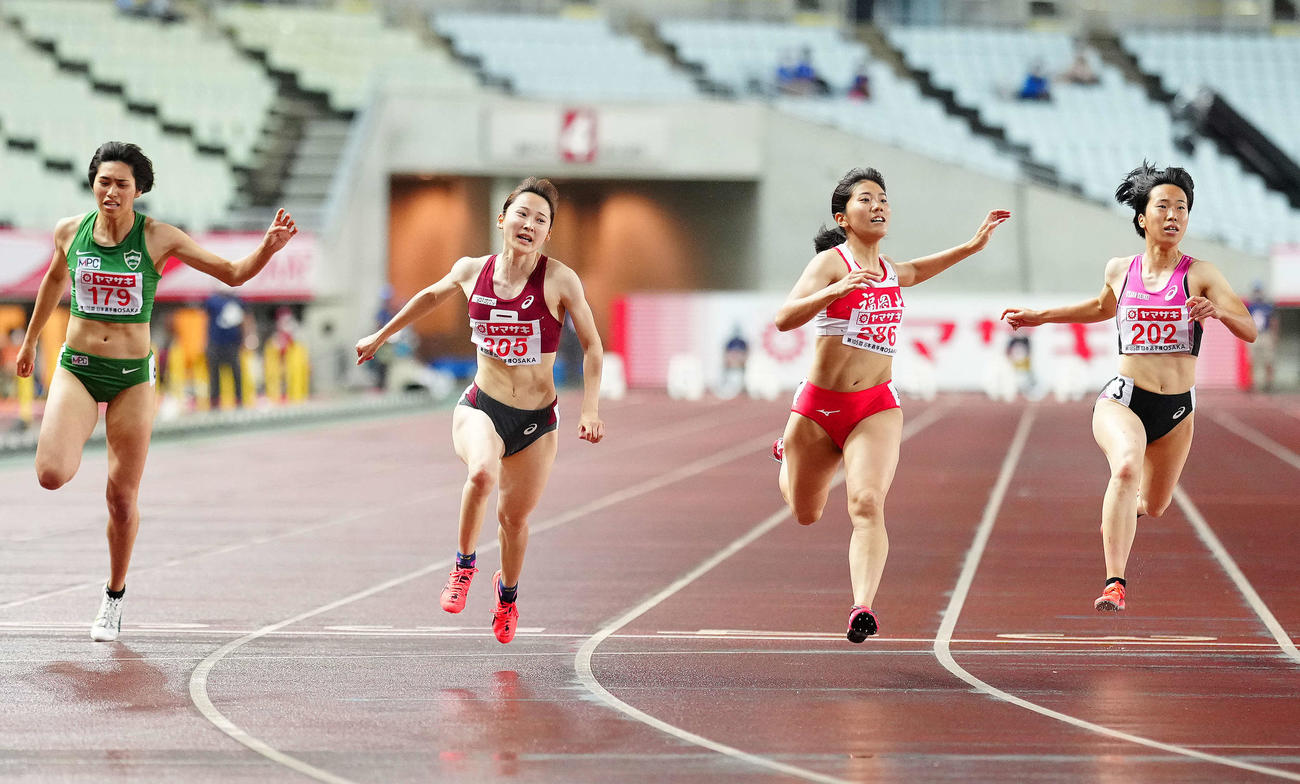女子100メートルで優勝した児玉（左から3人目）（撮影・江口和貴）