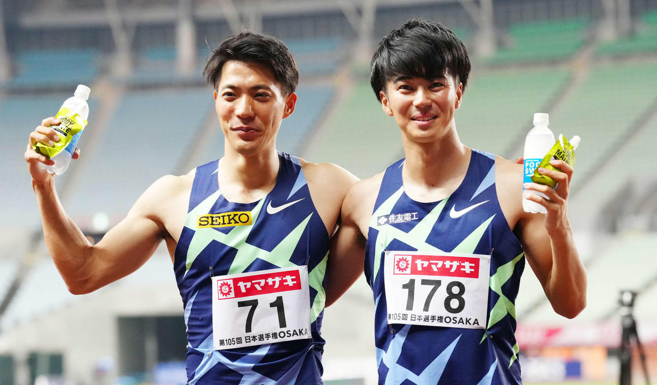 男子100メートルで優勝した多田（右）と3位の山県は東京五輪内定となり記念撮影（撮影・江口和貴）