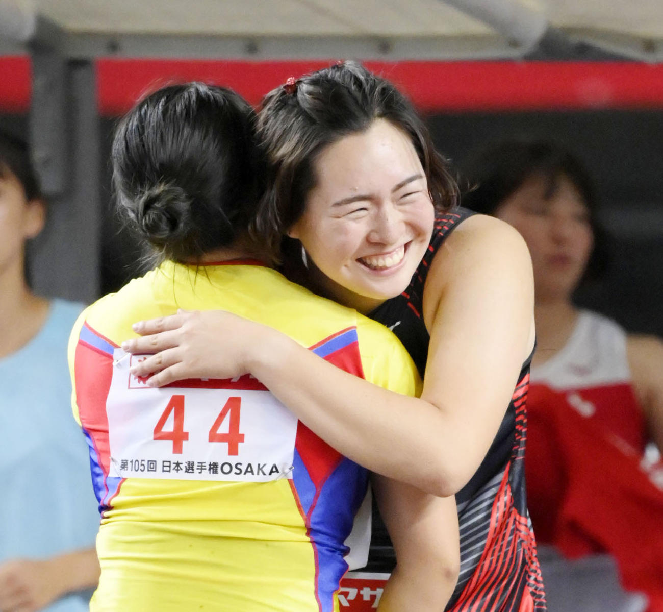 女子やり投げで優勝し、2位の斉藤（左）と健闘をたたえ合う北口