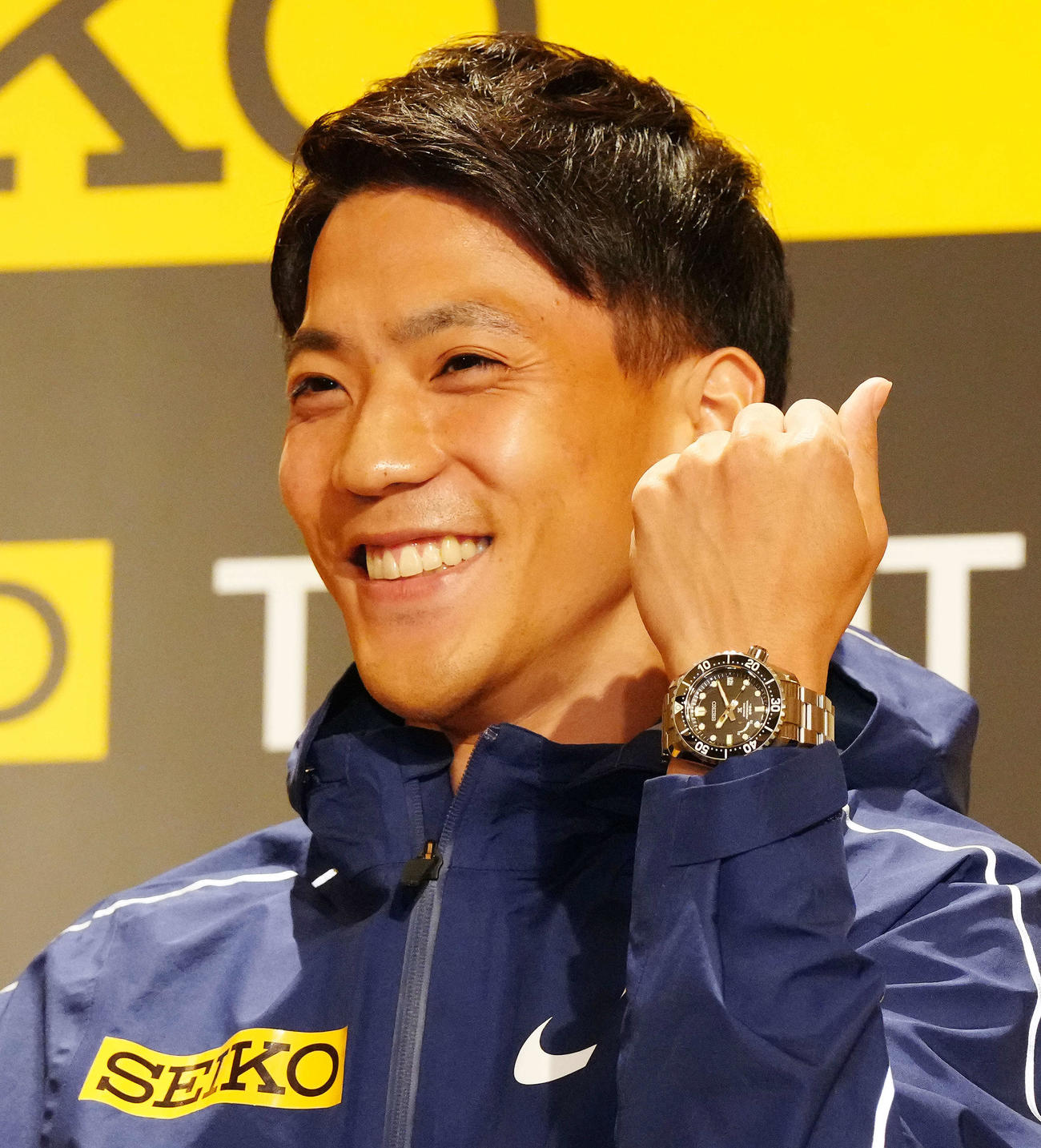 所属先のセイコーから男子100メートル日本新記録達成で時計を贈呈され笑顔を見せる山県（撮影・江口和貴）