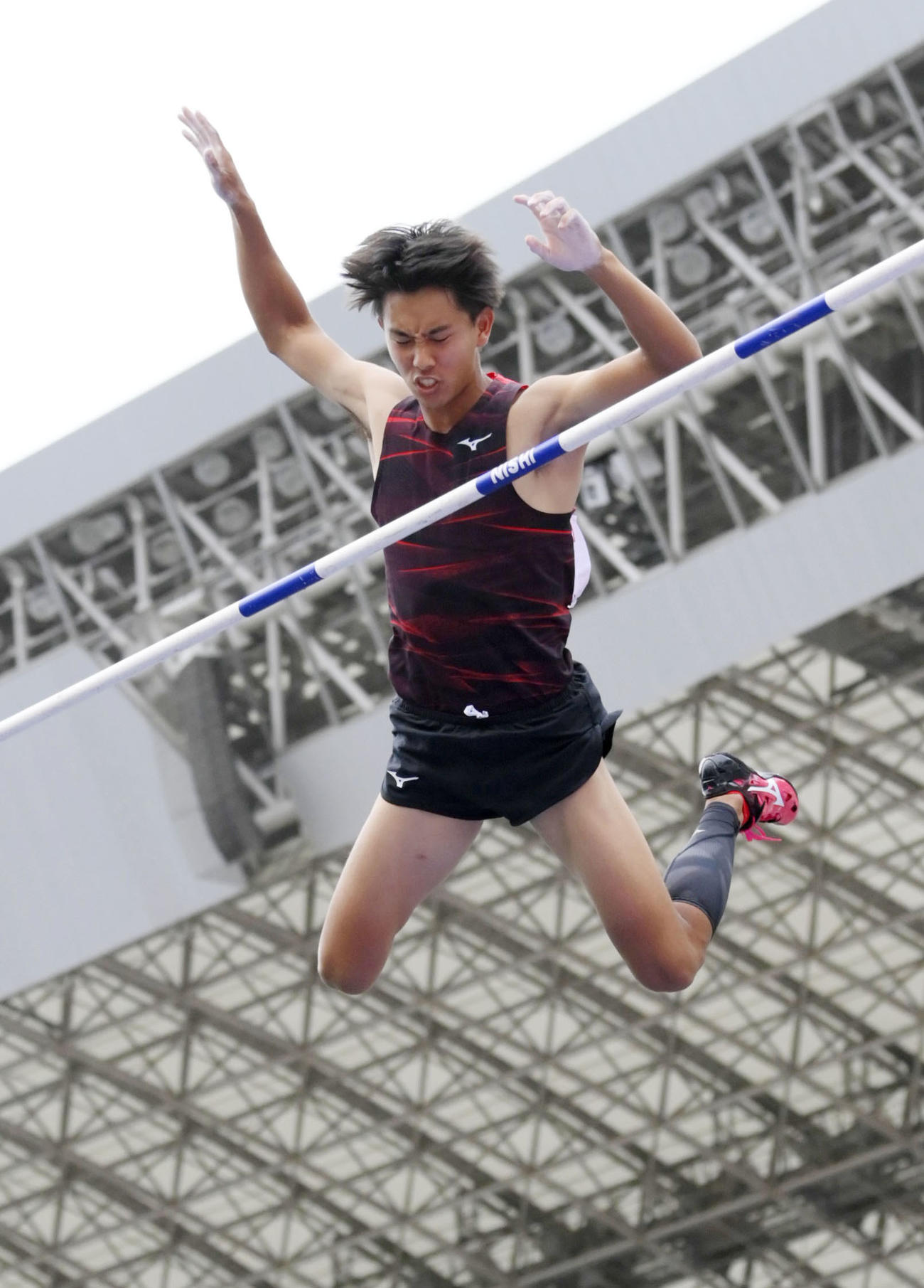 男子棒高跳び　5 メートル 70で優勝した竹川倖生（共同）