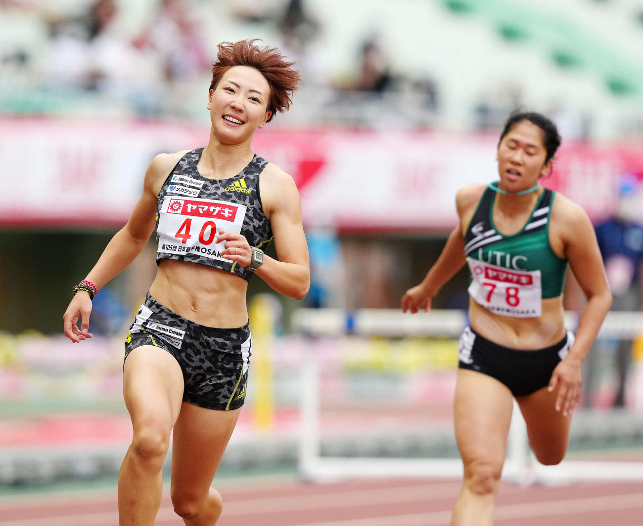 女子100メートル障害で優勝した寺田（左）（撮影・江口和貴）