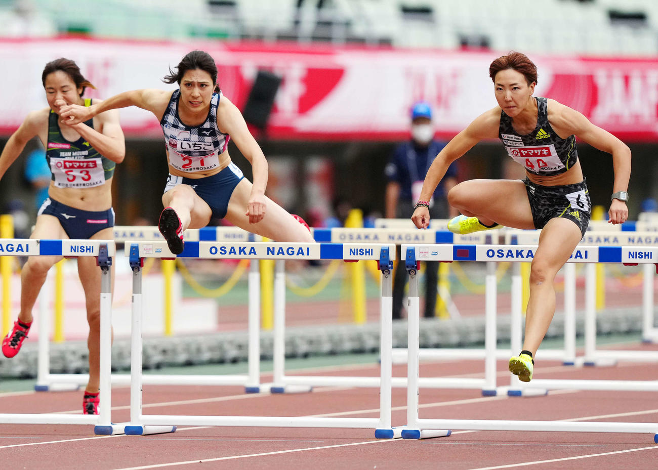 女子100メートル障害で優勝した寺田（右）（撮影・江口和貴）
