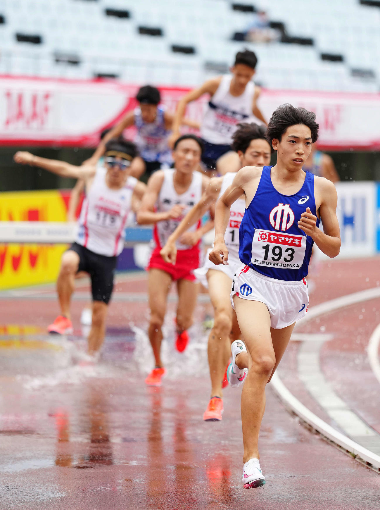 男子3000メートル障害で優勝した三浦（手前）（撮影・江口和貴）