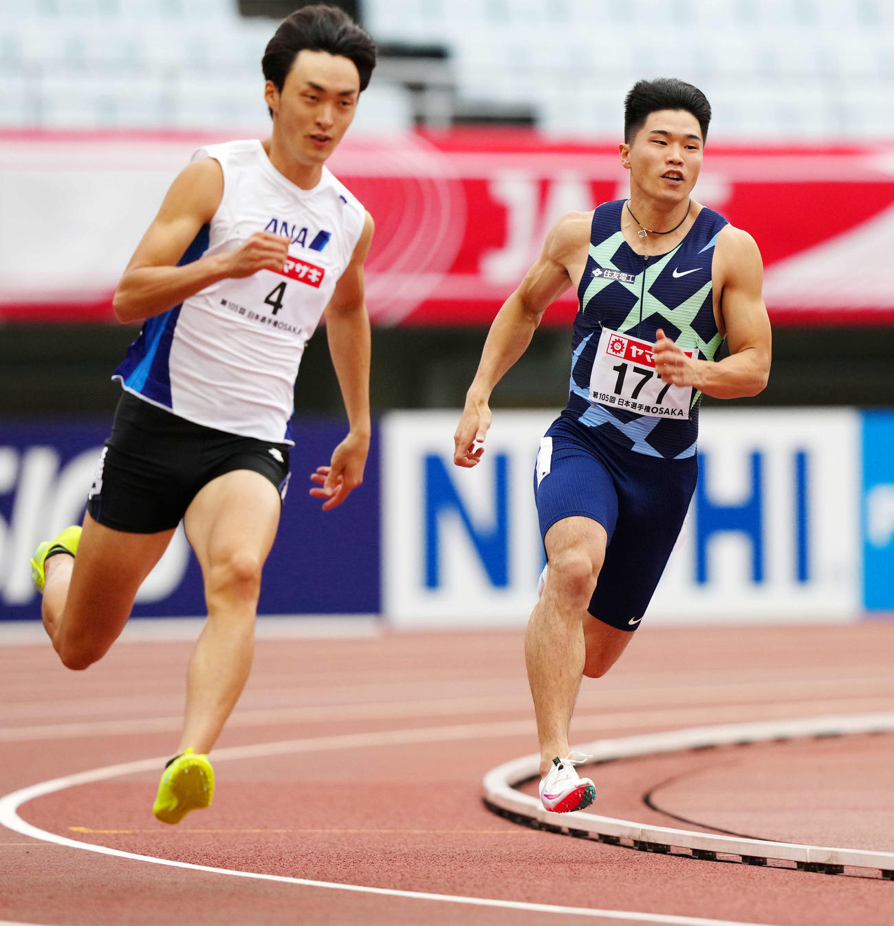 男子200メートル予選1組で2着の小池（右）。左は1着の山下（撮影・江口和貴）