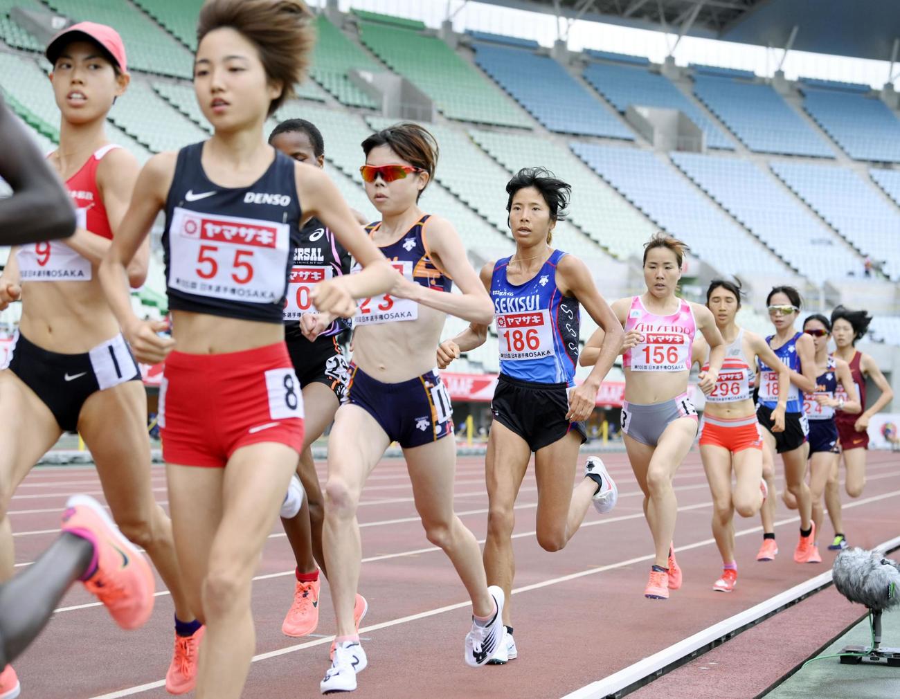 女子5000メートルで力走する15分5秒69で優勝した広中璃梨佳（左端）。2位の新谷仁美（186）とともに東京五輪代表に決まった