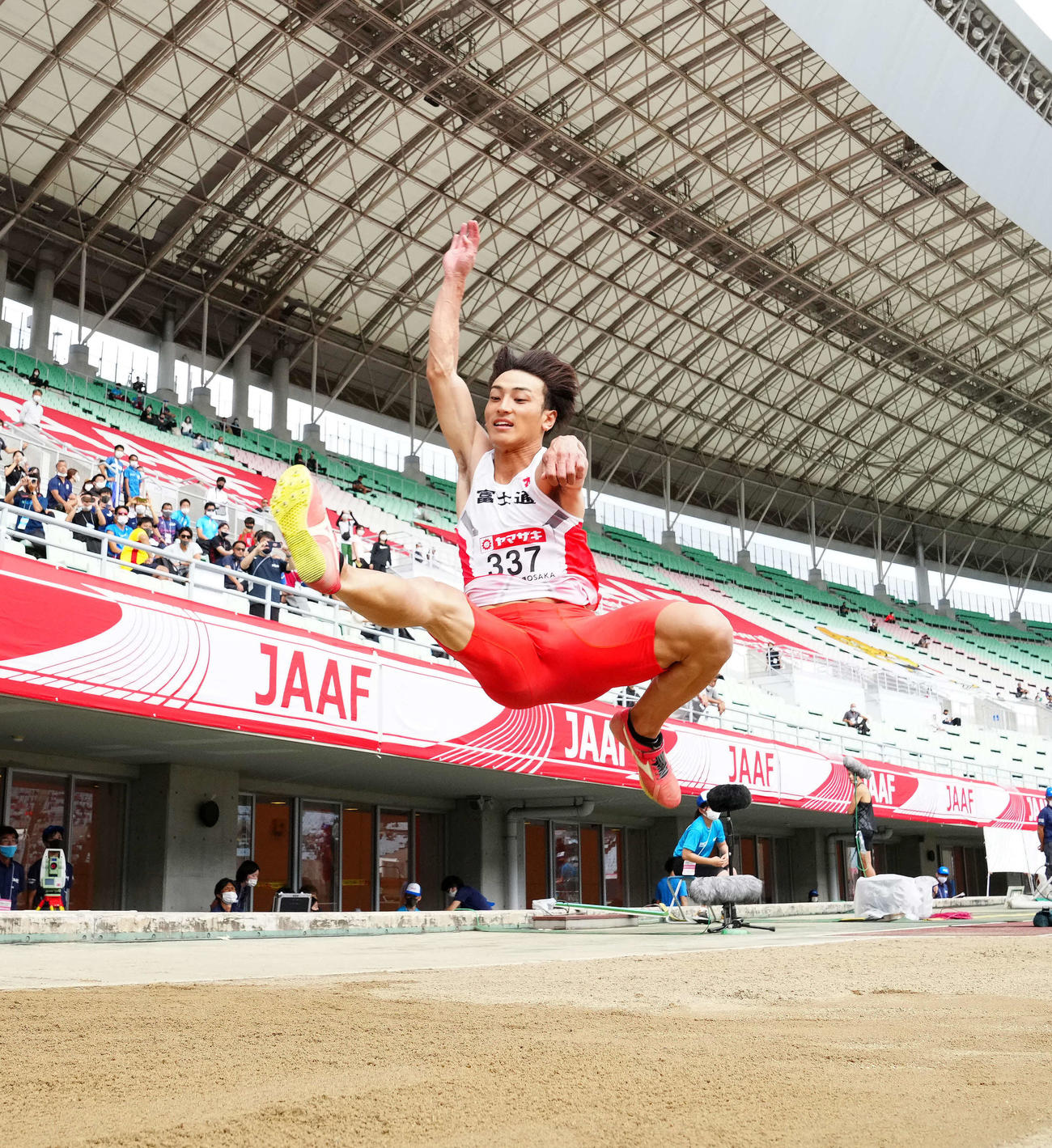 男子走り幅跳びで優勝した橋岡（撮影・江口和貴）