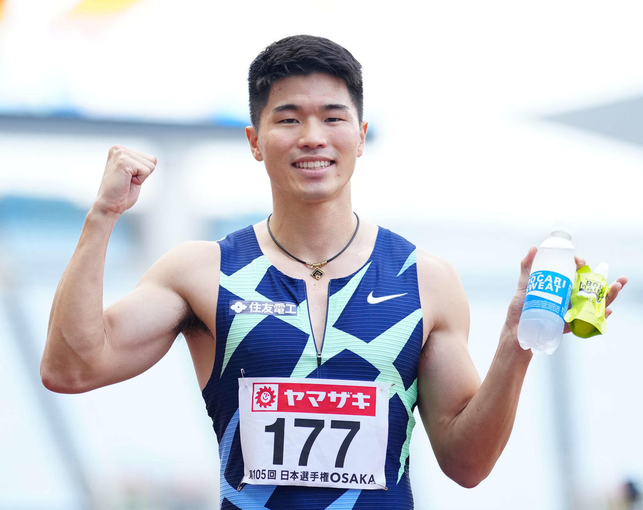 男子200メートルで優勝しガッツポーズを見せる小池（撮影・江口和貴）
