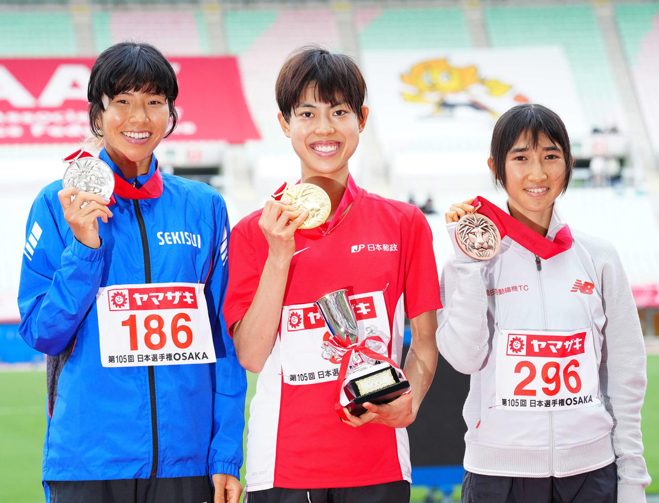 女子5000メートルの表彰台に上がる、左から2位の新谷、優勝の広中、3位の田中（撮影・江口和貴）