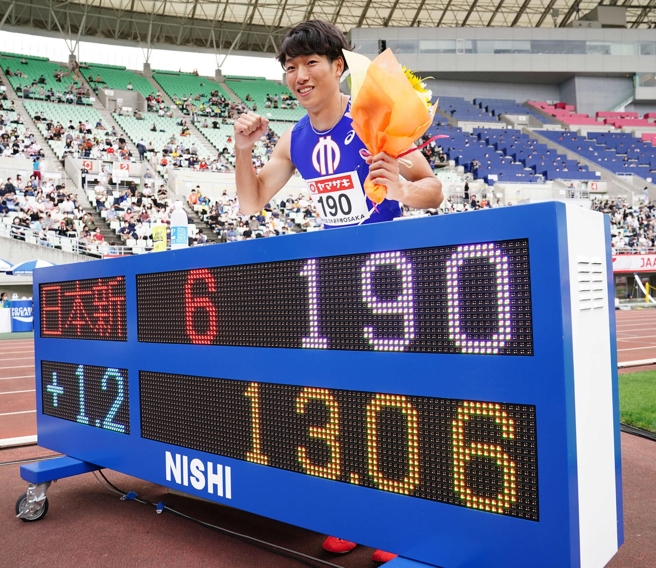 男子110メートル障害を日本新記録で優勝しガッツポーズで写真に納まる泉谷（撮影・江口和貴）