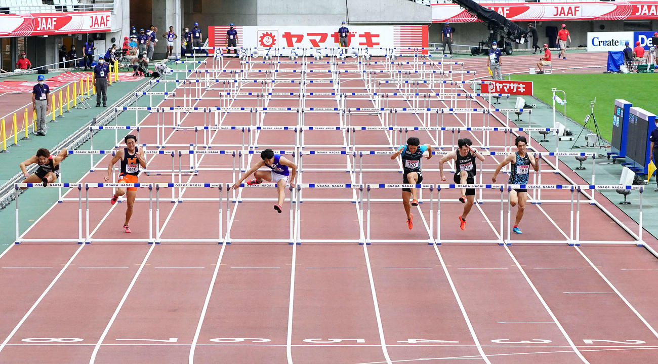 男子110メートル障害決勝で日本新記録で優勝した泉谷（左から3人目）。左から2位の金井、5位の横地、1人おいて4位の野本、3位の高山、6位の藤井（撮影・江口和貴）