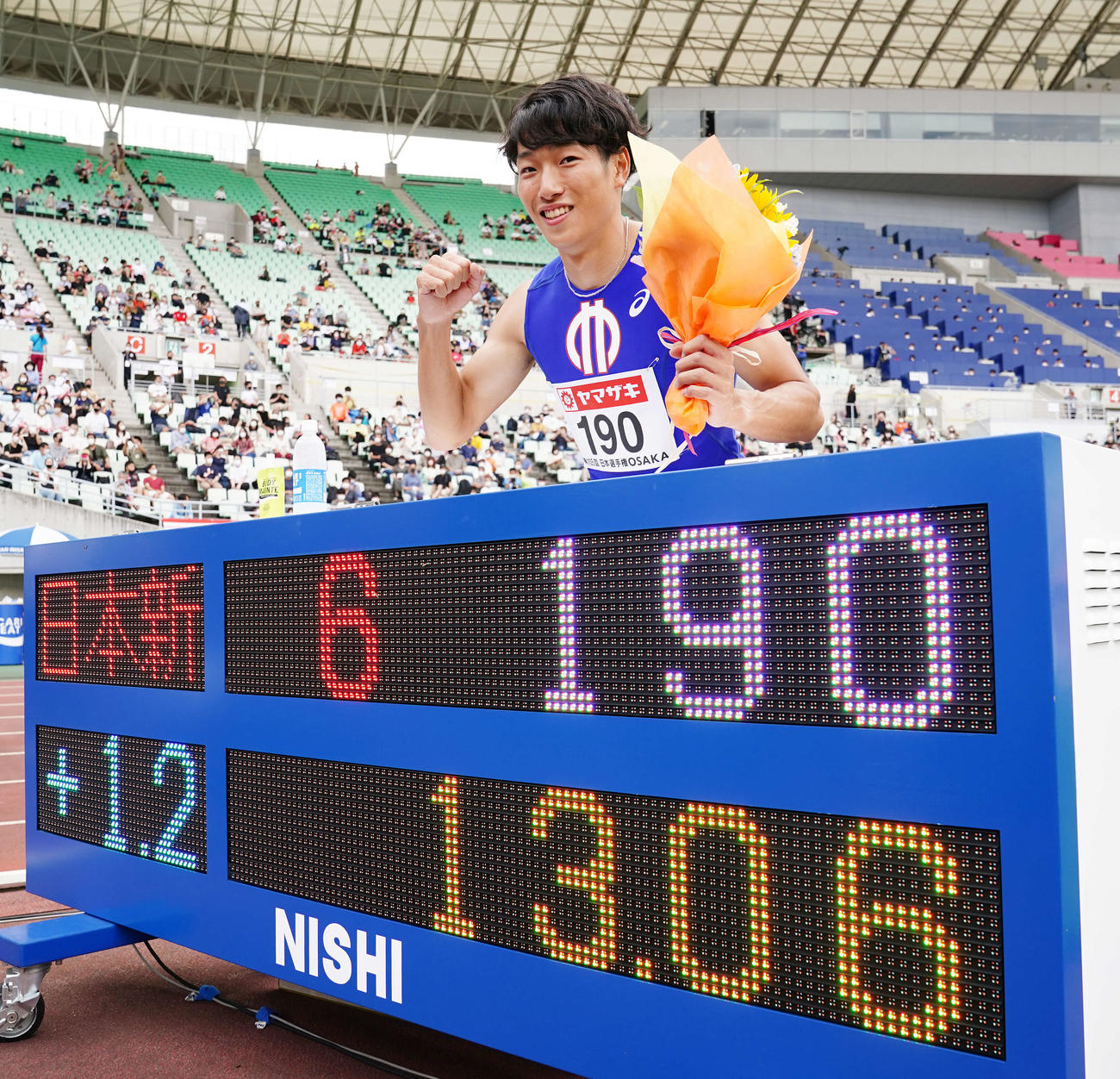 男子110メートル障害決勝で13秒06の日本新記録で優勝し、ガッツポーズで写真に納まる泉谷（撮影・江口和貴）