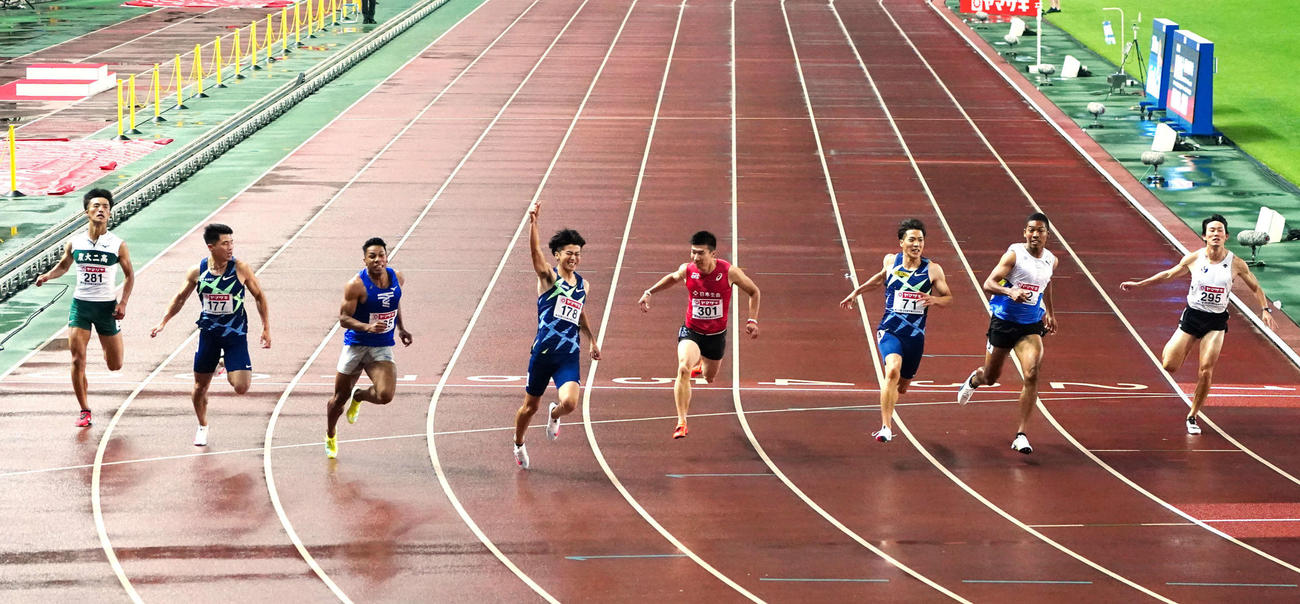 男子100メートルで優勝しガッツポーズを見せる多田（左から4人目）。右から東田、サニブラウン、山県、桐生、1人おいてデーデー、小池、柳田（撮影・江口和貴）
