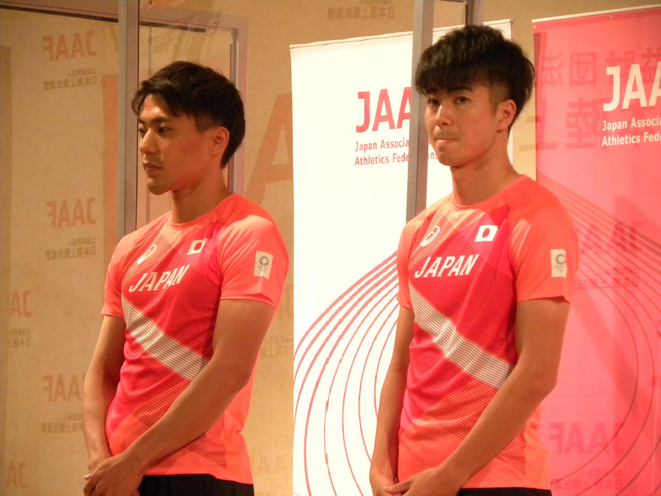 東京五輪の日本代表内定選手会見で引き締まった表情を見せる山県亮太（左）と多田修平（撮影・松本航）