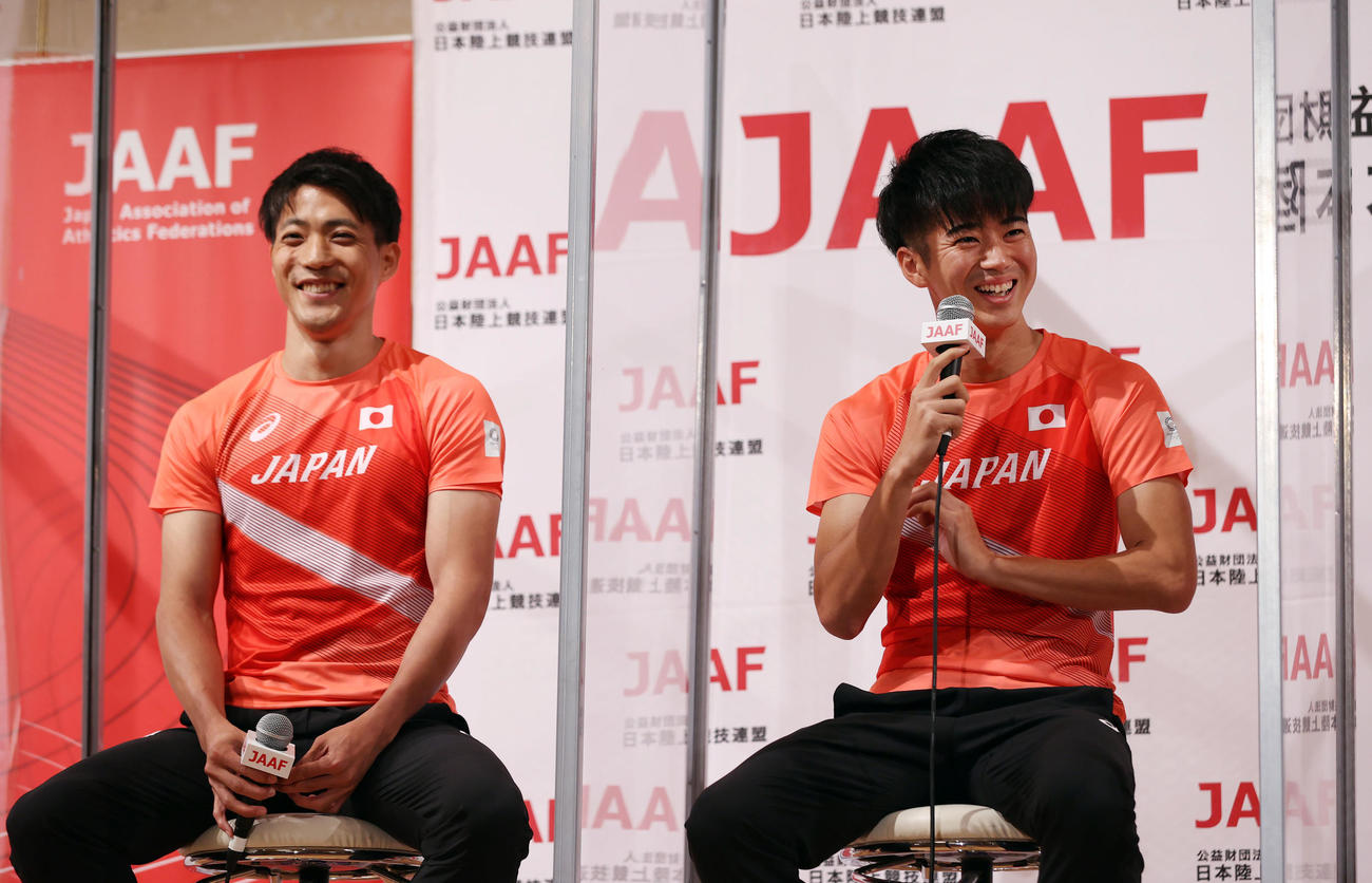 東京五輪代表に内定し、笑顔で記者会見する山県亮太（左）と多田修平（代表撮影）