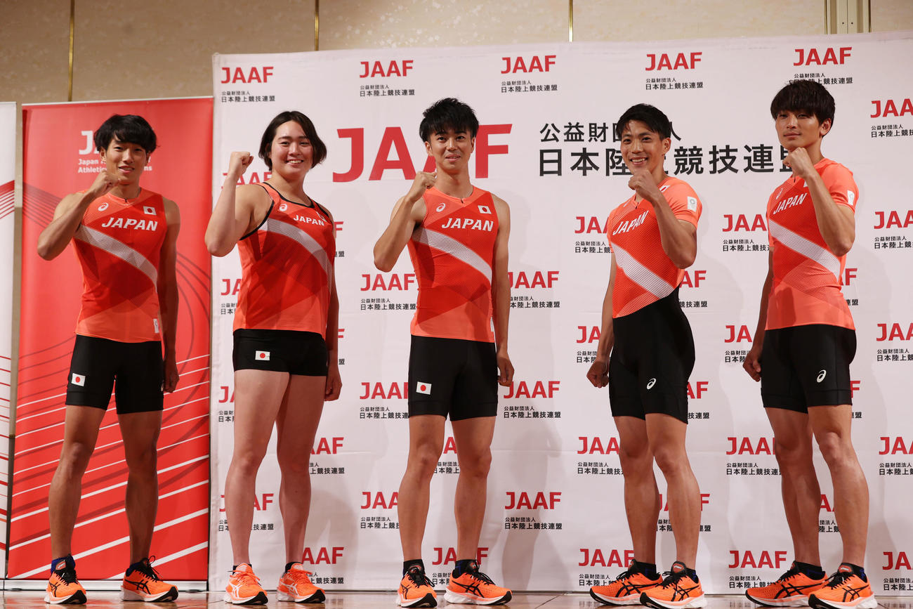 東京五輪代表に内定し、ユニホーム姿で記念撮影に臨む左から、泉谷駿介、北口榛花、多田修平、山県亮太、橋岡優輝（代表撮影）