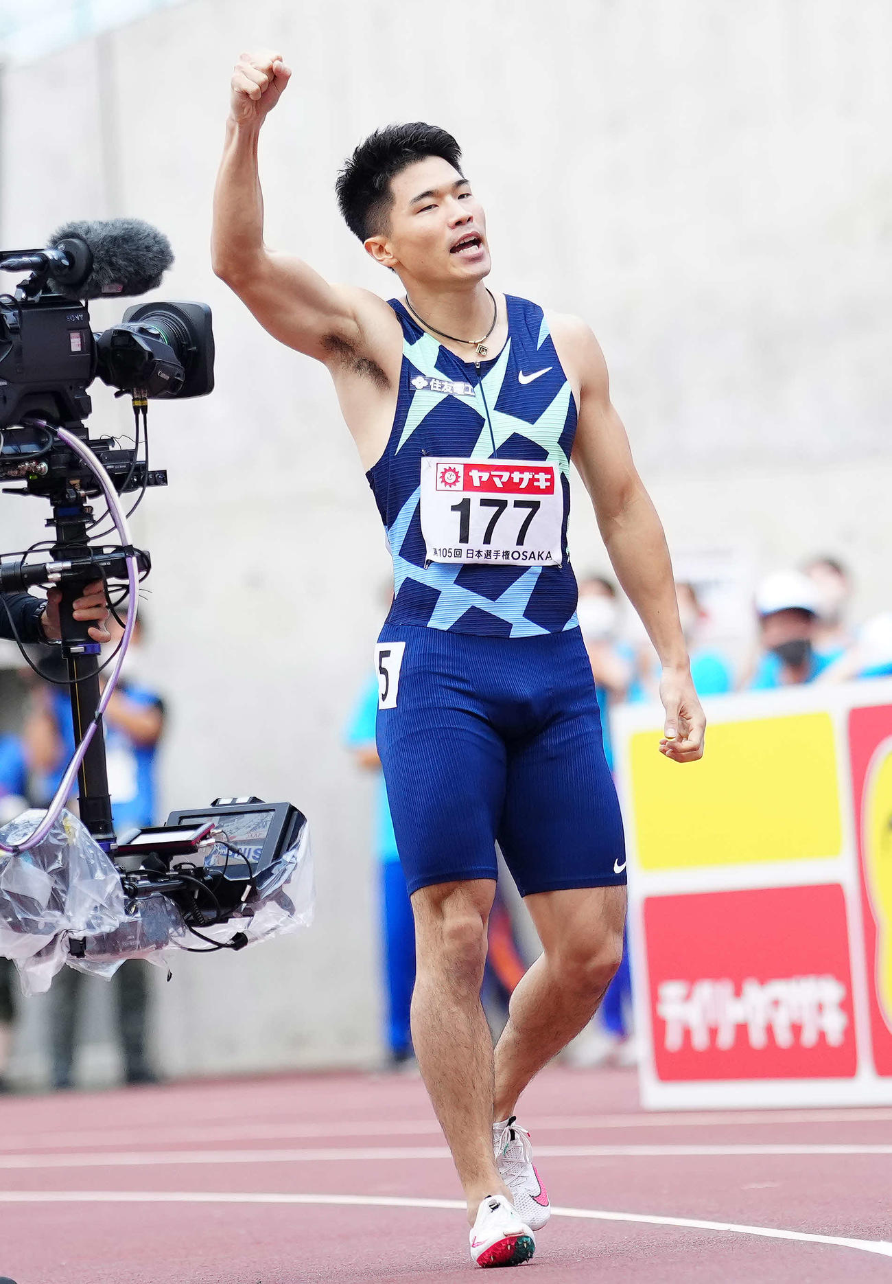 第105回陸上日本選手権、男子200メートルで優勝しガッツポーズを見せる小池祐貴（2021年6月27日）