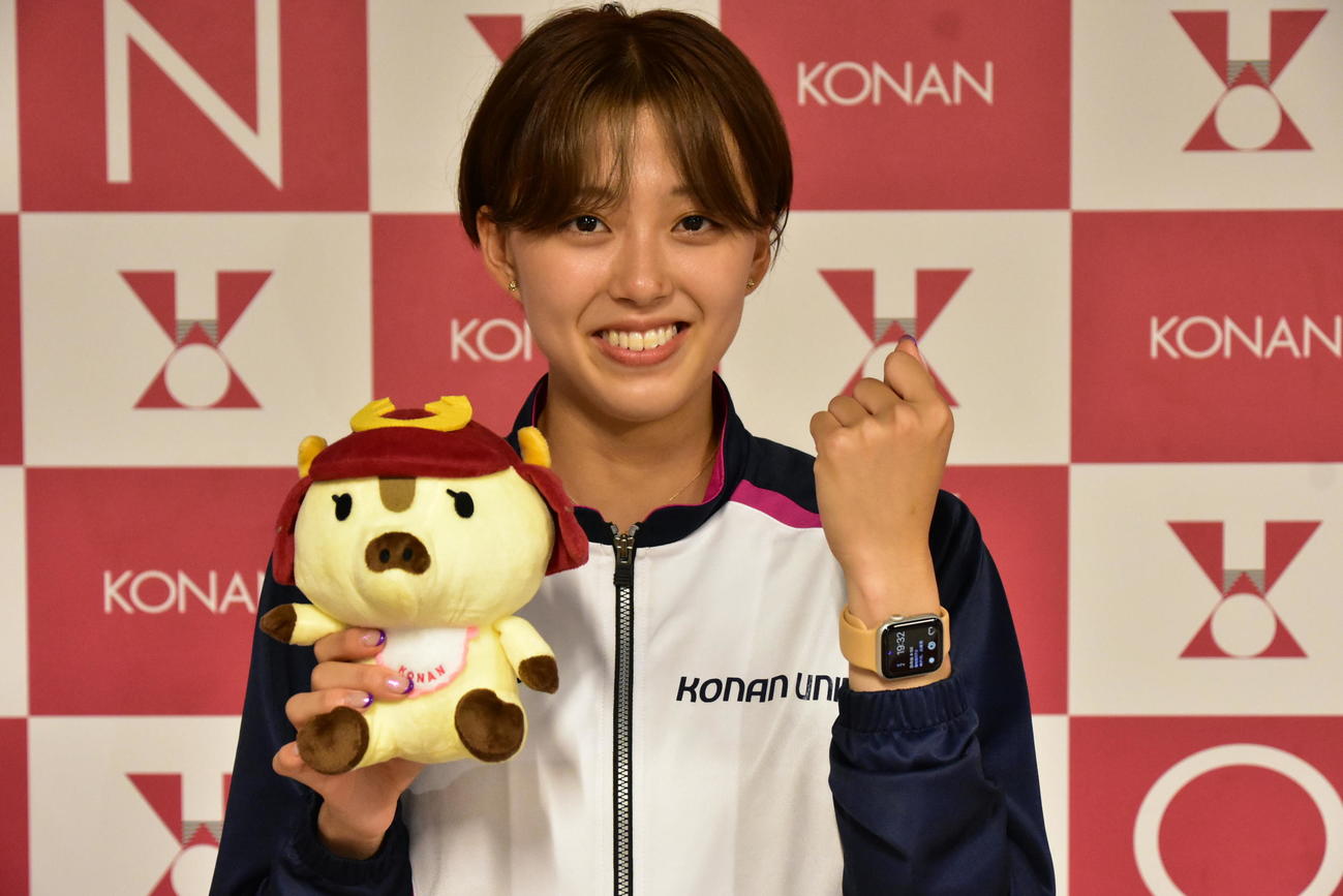 五輪初出場が決まり、笑顔を見せる陸上女子400メートルリレー代表の青山華依（甲南大提供）