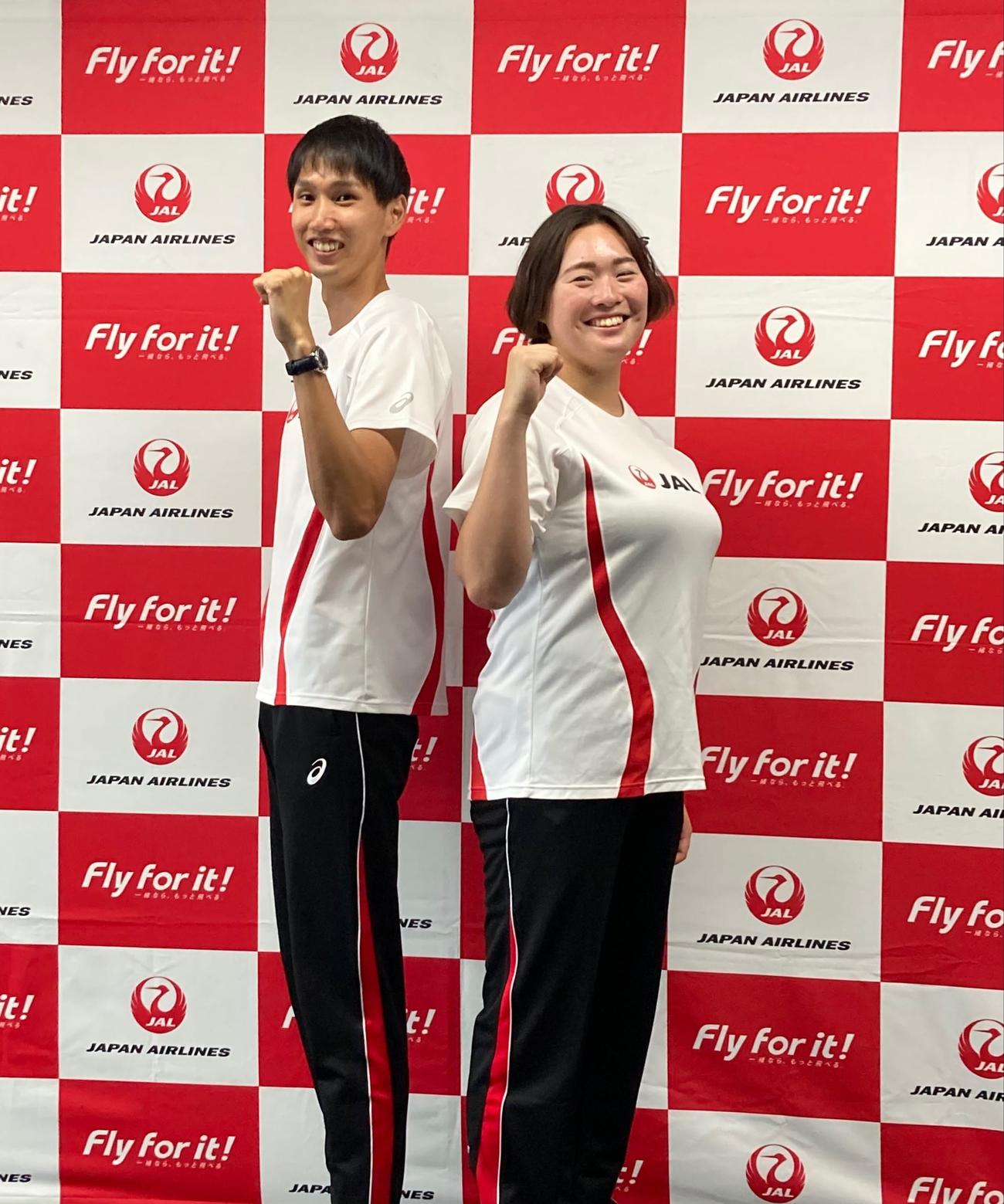 オンラインで会見し、笑顔を見せる戸辺（左）と北口（JAL提供）