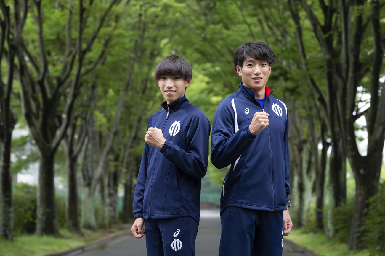 笑顔でガッツポーズをする三浦（左）と泉谷（順天堂大学提供）