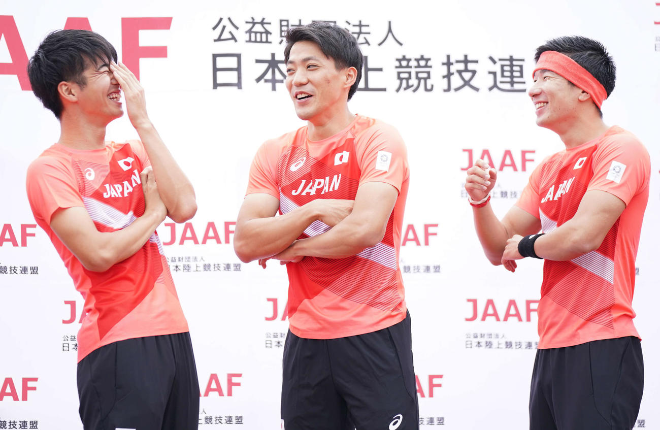 フォトセッションの合間に笑顔の、左から多田、山県、桐生（撮影・鈴木みどり）