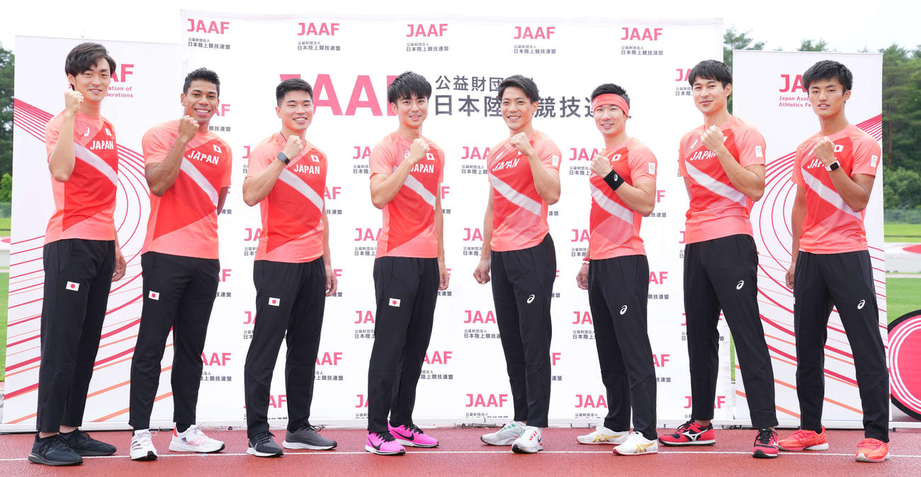 集合写真でガッツポーズする、左から山下、デーデー、小池、多田、山県、桐生、飯塚、柳田（撮影・鈴木みどり）