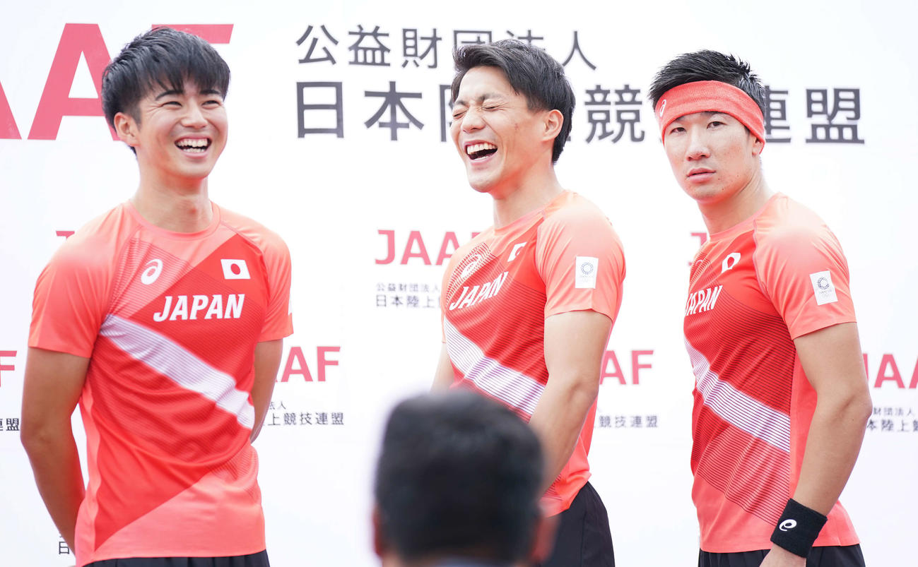 フォトセッションで真顔を見せる桐生（右）に爆笑する多田（左）と山県（撮影・鈴木みどり）