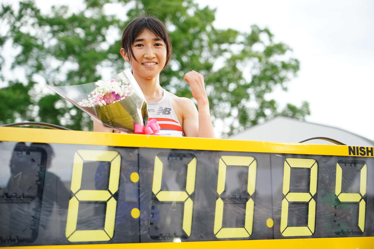女子3000メートル、日本新記録で優勝し笑顔でポーズを決める田中（代表撮影）