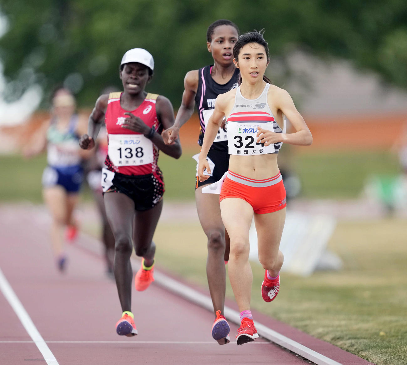 女子3000メートルで力走する田中（右）（代表撮影）